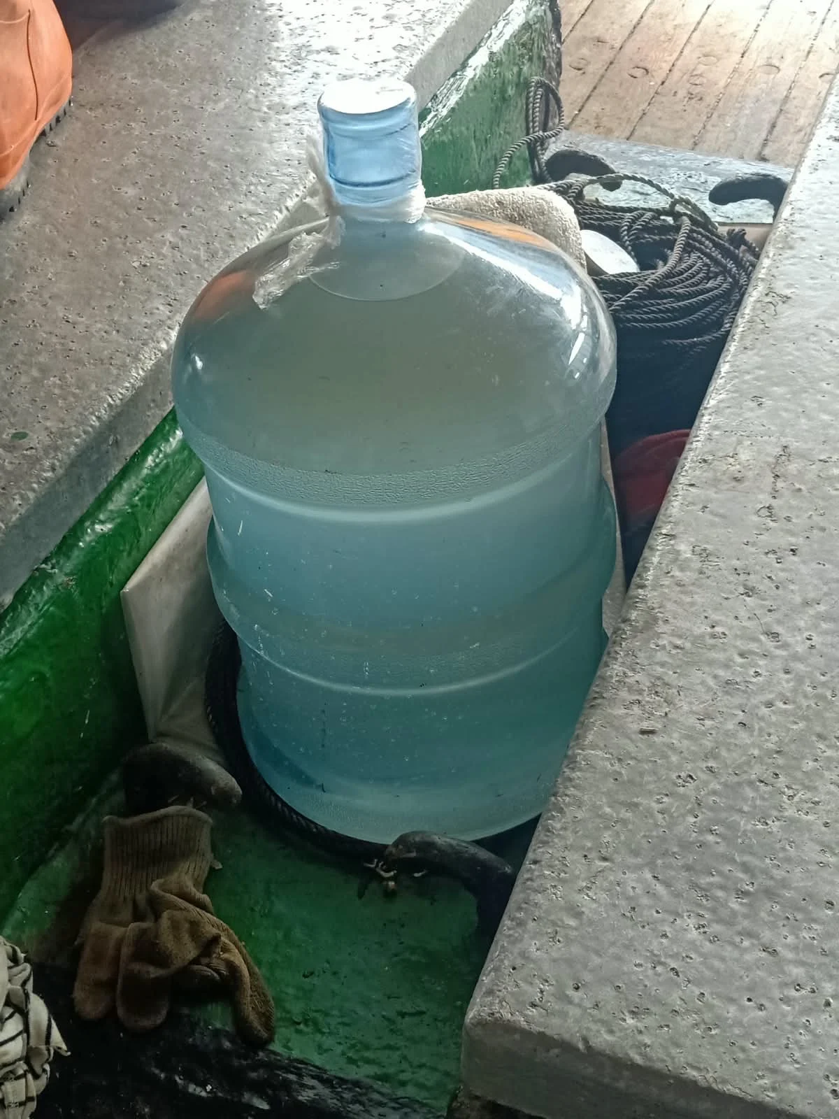 Wadah air di antara perlengkapan geladak