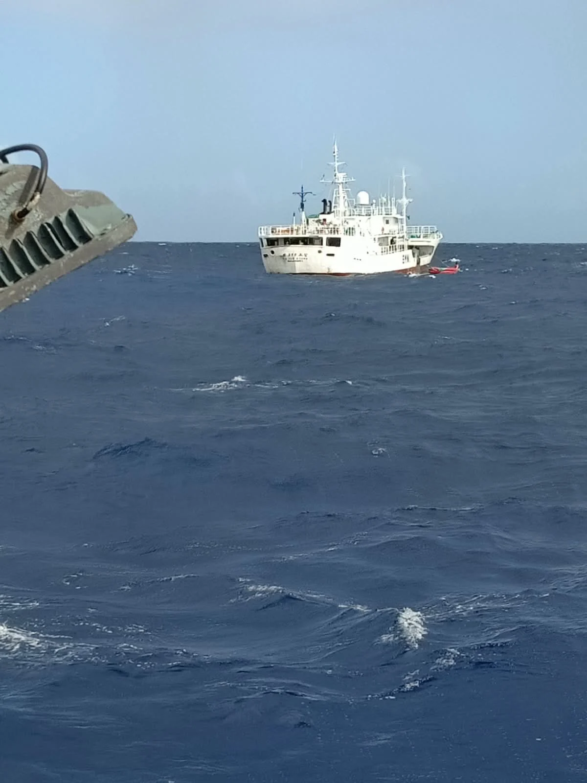 Kapal di tengah laut
